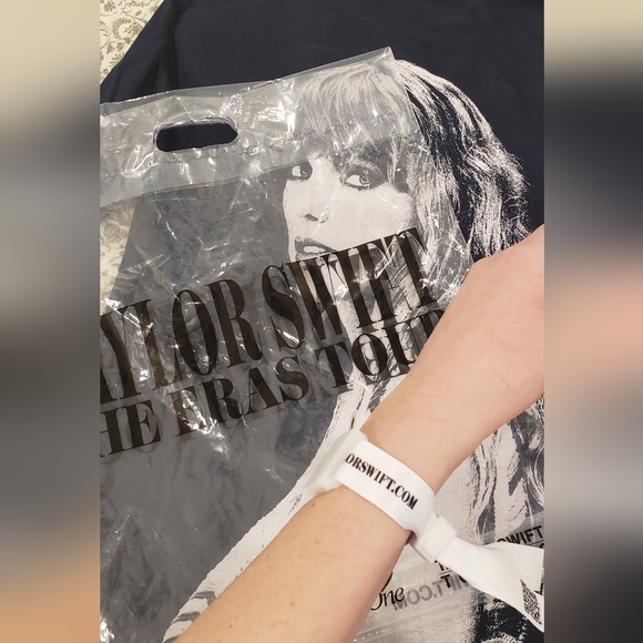 Taylor Swift The Eras Tour Long Sleeve Tshirt Bag Bracelet Bundle Size Small - Picture 5 of 8
